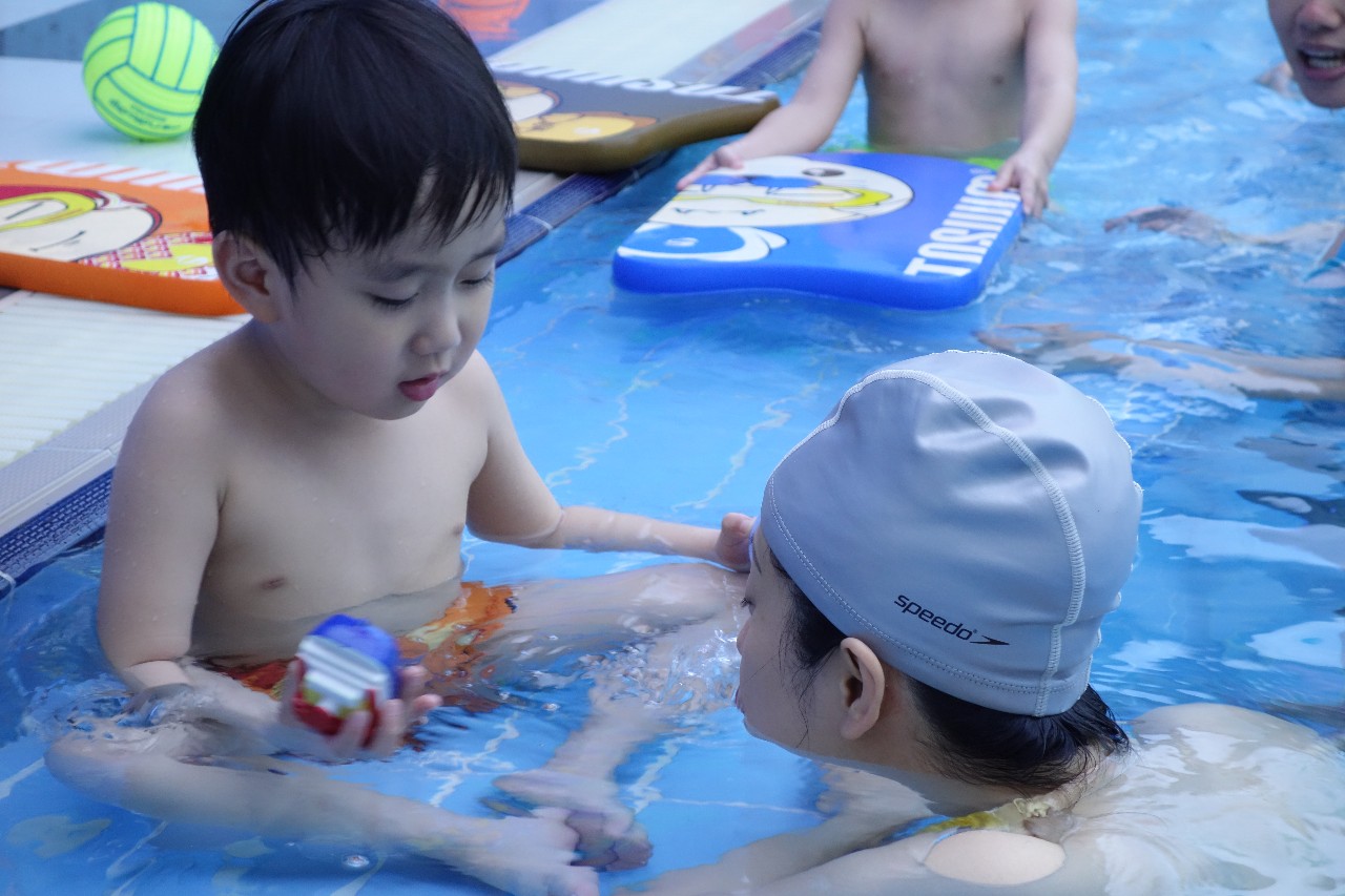 吐泡泡亲子游泳体验课-童游-亲子童游看世界·总有更好的亲子游